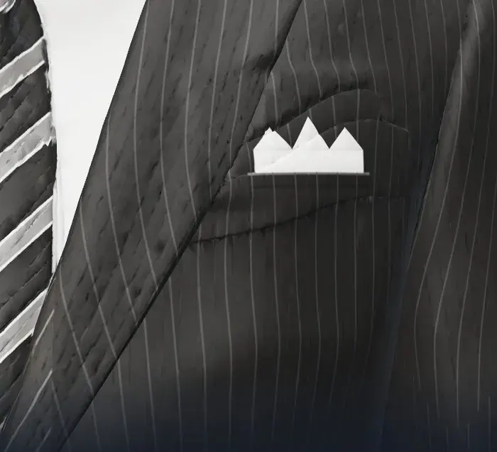 La pochette en pointes sur le tissu noir.